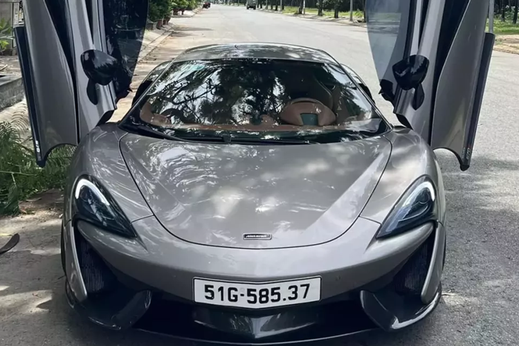 Chiếc siêu xe McLaren 570S này đã trải qua rất nhiều đời chủ, trong đó, người đầu tiên sở hữu là Cường Đô la, Tống Đông Khuê cũng từng mua xe này về trải nghiệm từ siêu cò bán xe Phan Công Khanh, ngoài ra, xe từng có thời gian mang gói độ body kit 570-VX của hãng Vorsteiner, nhưng hiện tại đã về nguyên bản.
