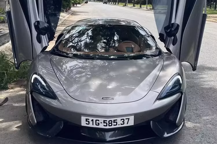 Chiếc siêu xe McLaren 570S này đã trải qua rất nhiều đời chủ, trong đó, người đầu tiên sở hữu là Cường Đô la, Tống Đông Khuê cũng từng mua xe này về trải nghiệm từ siêu cò bán xe Phan Công Khanh, ngoài ra, xe từng có thời gian mang gói độ body kit 570-VX của hãng Vorsteiner, nhưng hiện tại đã về nguyên bản.