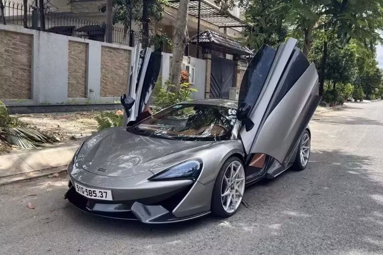 Mới đây, chiếc siêu xe McLaren 570S này đã được rao bán công khai trên mạng xã hội, theo đó, xe sản xuất từ năm 2015, mang màu xám xi măng, và đã chạy được hơn 30.000 km.