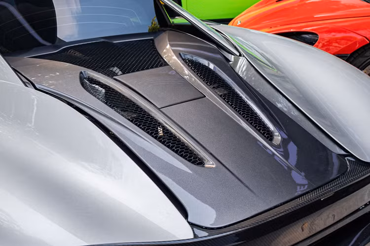 McLaren 570S sử dụng động cơ V8, tăng áp kép, dung tích 3.8 lít, sản sinh công suất tối đa 562 mã lực và mô-men xoắn cực đại 600 Nm.