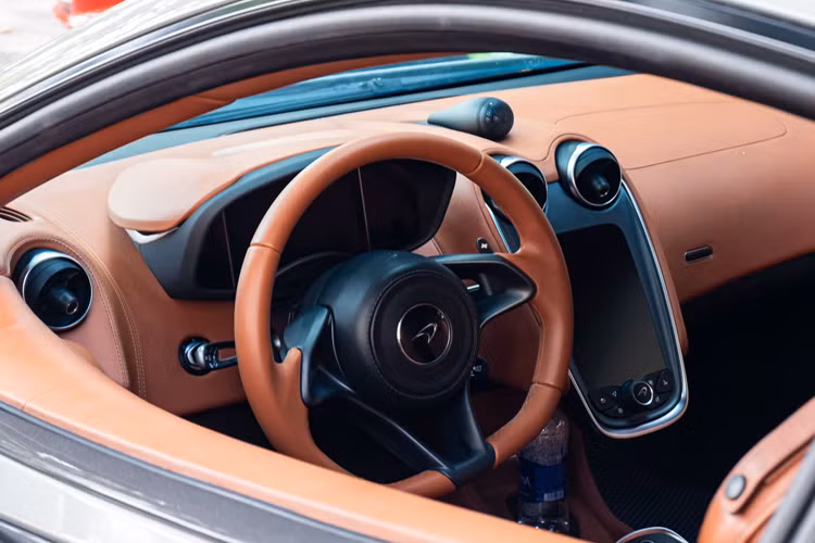 Điểm nhấn trên chiếc siêu xe McLaren 570S từng mang gói độ body kit 570-VX của hãng Vorsteiner độc nhất Việt Nam đang tìm chủ nhân mới chính là bộ mâm đa chấu kép của hãng độ Forgiato được hoàn thiện màu bạc, tạo điểm nhấn cho ngoại thất xe màu xám.