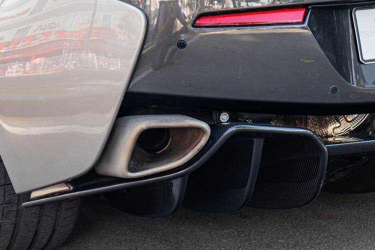 Ngoài chiếc xe McLaren 570S này, các đại gia Việt còn đưa về nước 2 chiếc xe khác với McLaren 570S màu cam từng của ông trùm Văn Kính Dương đã bị lực lượng chức năng thu giữ nhưng chưa rõ số phận hiện tại ra sao và còn có 1 xe McLaren 570S khác đang nằm trong bộ sưu tập xe rất khủng của đại gia Hà Nội, nhưng mang biển Lào.