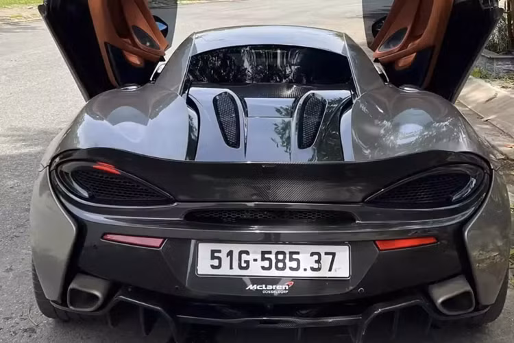 Động cơ kết hợp cùng hộp số 7 cấp SSG, nhờ đó, siêu xe McLaren 570S có thời gian tăng tốc từ vị trí xuất phát lên 100 km/h chỉ trong khoảng thời gian 3,2 giây trước khi đạt vận tốc tối đa 328 km/h.