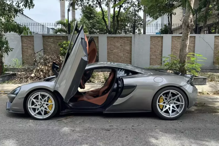 Mức giá bán của chiếc siêu xe McLaren 570S này còn cao hơn nhiều 1 số mẫu xe McLaren 650S Spider từ vài trăm triệu đồng đến tỷ đồng. Trong khi xe 650S thuộc bản cao hơn, và các xe bán đều là bản mui trần, tức mui xếp cứng có thể đóng hoặc mở chỉ trong thời gian 14 giây đến 16 giây.