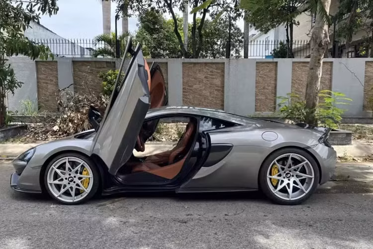 Mức giá bán của chiếc siêu xe McLaren 570S này còn cao hơn nhiều 1 số mẫu xe McLaren 650S Spider từ vài trăm triệu đồng đến tỷ đồng. Trong khi xe 650S thuộc bản cao hơn, và các xe bán đều là bản mui trần, tức mui xếp cứng có thể đóng hoặc mở chỉ trong thời gian 14 giây đến 16 giây.