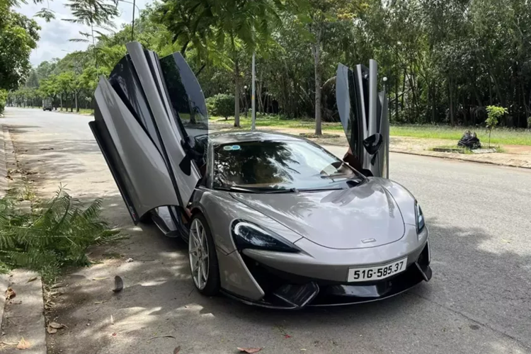 Số lượng các phiên bản siêu xe McLaren tại Việt Nam đã gần 45 chiếc, trong đó, nhiều nhất là các biến thể 650S, 720S, lác đác có Senna, GT, 750S, 765LT hay 570S. Trong đó, chỉ có 2 chiếc siêu xe McLaren 570S của Cường Đô la được nhập về Việt Nam và 1 xe duy nhất ra biển số trắng, nộp đầy đủ các loại thuế.