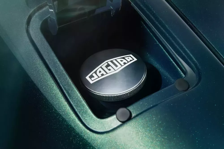 Đồ trang sức không phải là tính năng bespoke duy nhất bên trong cabin. Ghế ngồi được bọc bằng da Bridge of Weir tan được dệt và khâu thủ công. Bảng điều khiển trung tâm được làm bằng nhôm anodized, có khắc bản thiết kế Series I E-type lấy từ kho lưu trữ của Jaguar. Ngoài ra, Jaguar còn bổ sung thêm một radio hiện đại nhưng kín đáo với kết nối Bluetooth và kính chắn gió có sưởi.