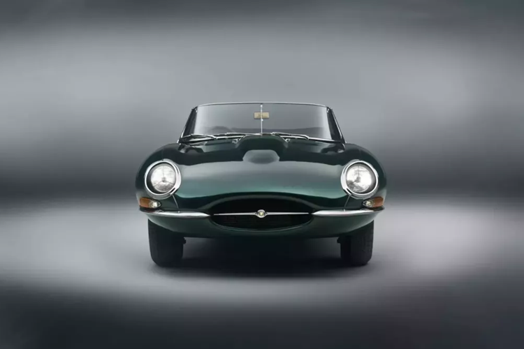 Hai mẫu xe được hãng xe Anh quốc chia sẻ tạo ra cho một "khách hàng trung thành, sành sỏi ở Đông Nam Á" và mất hơn 2.000 giờ để hoàn thành. Jaguar còn mô tả các đơn đặt hàng là "những ví dụ tuyệt vời nhất về các sáng tạo Works Bespoke của Jaguar Classic", đồng thời nói thêm rằng chúng sẽ không được sao chép dù dưới bất kỳ hình thức nào.