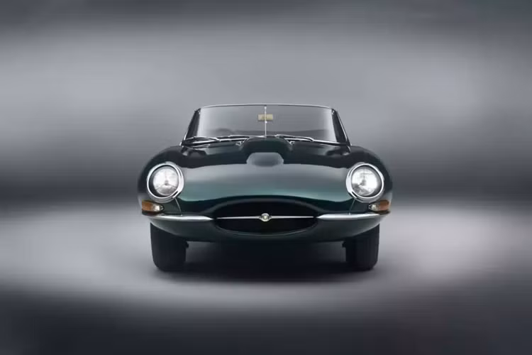 Hai mẫu xe được hãng xe Anh quốc chia sẻ tạo ra cho một "khách hàng trung thành, sành sỏi ở Đông Nam Á" và mất hơn 2.000 giờ để hoàn thành. Jaguar còn mô tả các đơn đặt hàng là "những ví dụ tuyệt vời nhất về các sáng tạo Works Bespoke của Jaguar Classic", đồng thời nói thêm rằng chúng sẽ không được sao chép dù dưới bất kỳ hình thức nào.