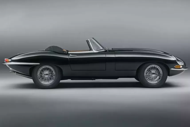 Những chiếc Jaguar E-Type đầu tiên sau nửa thế kỷ được lấy cảm hứng từ 50 chiếc Commemorative Editions cuối cùng được sản xuất vào năm 1974. Cả hai đều là xe coupe mui trần Series I, có màu xanh Signet Green và đen Opal.
