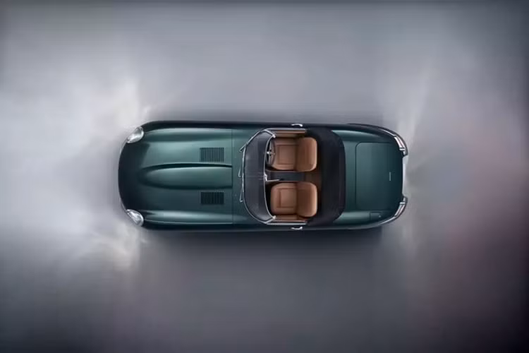 Điểm nổi bật tuyệt đối của những tác phẩm kinh điển được tái sinh là sự hợp tác giữa Jaguar với Deakin &amp; Francis, nhà sản xuất trang sức lâu đời nhất của Anh, được thành lập vào năm 1786.