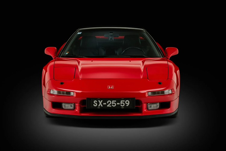 Chiếc Honda NSX của Aryton Senna là đời 1991 màu đỏ này mới đây đã xuất hiện trên trang tin AutoTrader với giá bán “cực đắt” ở mức 500.000 bảng Anh (tương đương khoảng 16 tỷ đồng). 