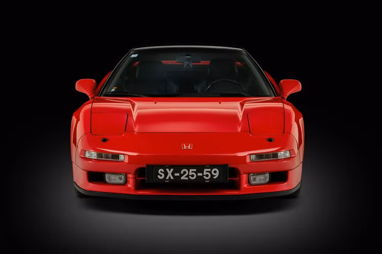 Chiếc Honda NSX của Aryton Senna là đời 1991 màu đỏ này mới đây đã xuất hiện trên trang tin AutoTrader với giá bán “cực đắt” ở mức 500.000 bảng Anh (tương đương khoảng 16 tỷ đồng). 