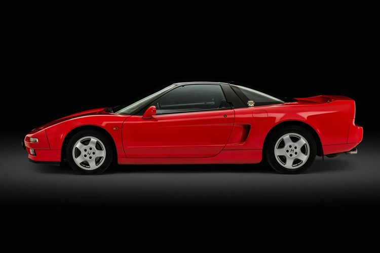 Nếu tính giá quy đổi, giá xe Acura NSX 1991 sẽ có giá khoảng 622.000 USD (hơn 14,2 tỷ đồng) theo tỷ giá hiện tại, cao hơn nhiều so với mức giá hiện tại dành cho những chiếc NSX khác có ODO thấp đang được bán ra trên thị trường.