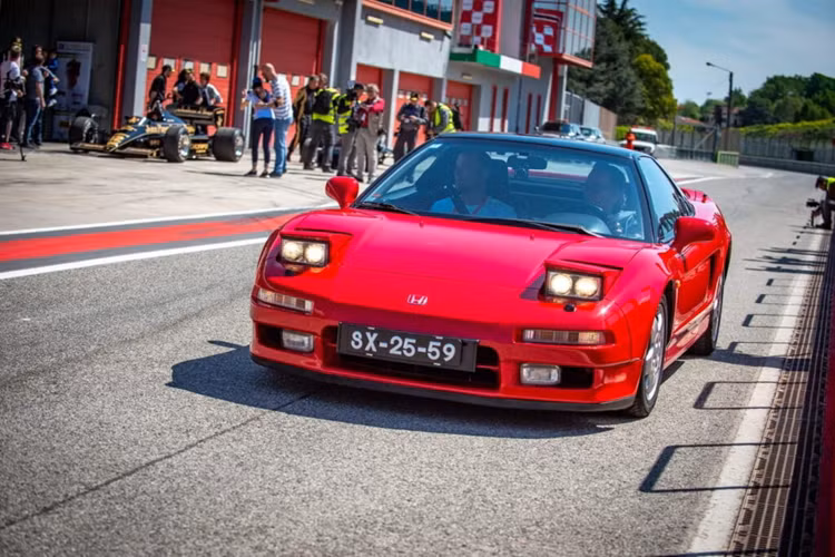 Theo ODO trên xe, chiếc xe này đã lăn bánh được khoảng 62.925 km. Mẫu xe này có ngoại thất màu đỏ với nội thất màu đen và những chi tiết này hầu như vẫn còn ở trong tình trạng rất tốt.