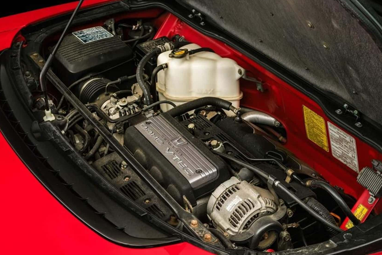 Chiếc NSX màu đỏ của Senna là do Honda, đối tác thương mại của ông tặng cho Senna và ông thường xuyên sử dụng và đã chụp ảnh cùng chiếc xe này trong thời gian tay đua này ở Bồ Đào Nha.”