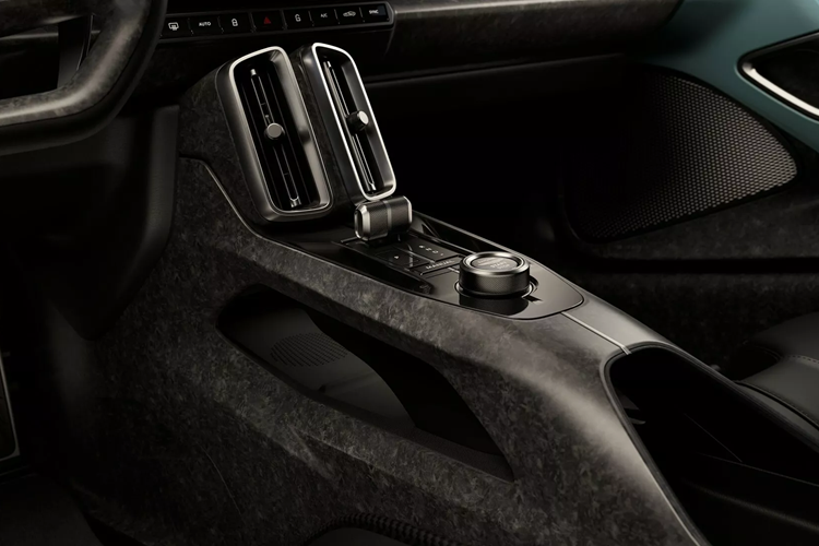 Buồng lái lấy cảm hứng từ xe đua khiến Valhalla trở nên đặc biệt hơn. Giống như Valkyrie, xe có sàn để chân nâng cao để tạo tư thế ngồi thấp từ hông đến gót chân và được trang bị tiêu chuẩn ghế ngồi bằng sợi carbon một mảnh.