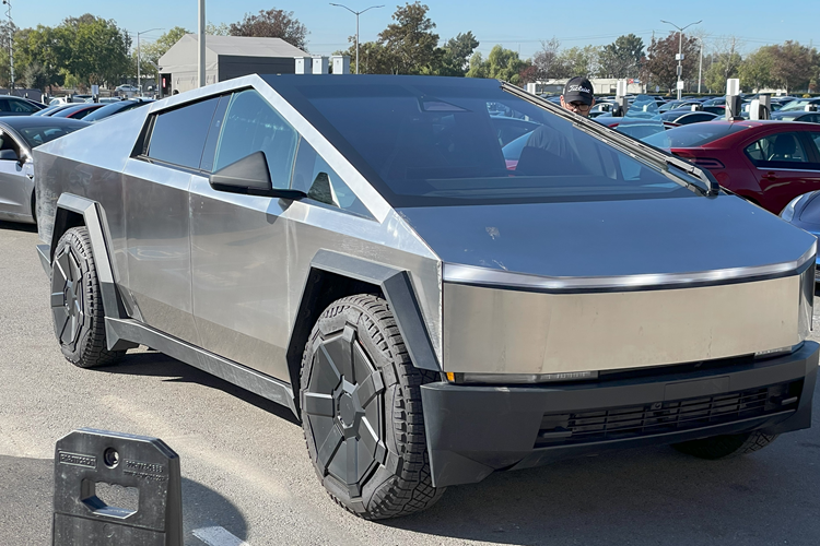 Hãng Tesla khẳng định kính sẽ không vỡ ngay cả khi va chạm với một quả bóng chày ở vận tốc 112 km/h, tuy nhiên, cũng chính Elon Musk đã muối mặt khi ném 1 vật vào cửa kính xe bán tải điện, và bể kính.