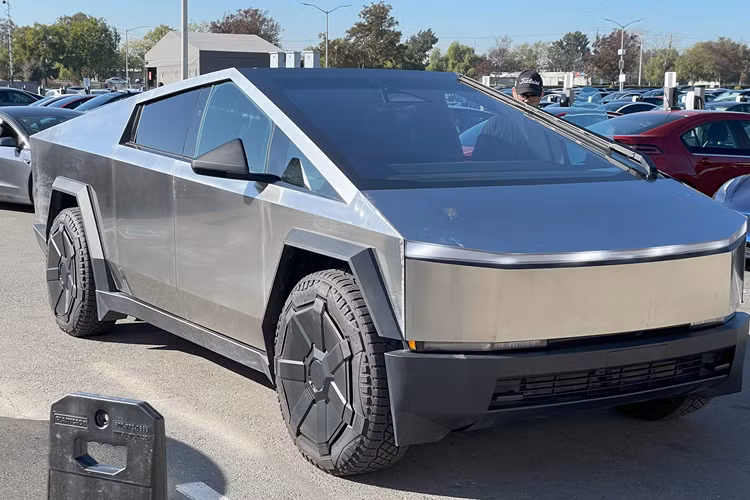 Hãng Tesla khẳng định kính sẽ không vỡ ngay cả khi va chạm với một quả bóng chày ở vận tốc 112 km/h, tuy nhiên, cũng chính Elon Musk đã muối mặt khi ném 1 vật vào cửa kính xe bán tải điện, và bể kính.