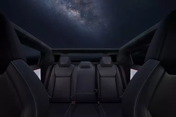 Đến năm 2025, hãng Tesla mới bắt đầu bán bản RWD ra thị trường. Chiếc xe bán tải điện Tesla Cybertruck bản cao cấp nhất Cyberbeast có công suất tối đa 845 mã lực và thời gian tăng tốc từ 0-96 km/h chỉ 2,6 giây. Vận tốc tối đa của xe tăng lên 209 km/h trong khi phạm vi di chuyển giảm xuống còn 515 km.