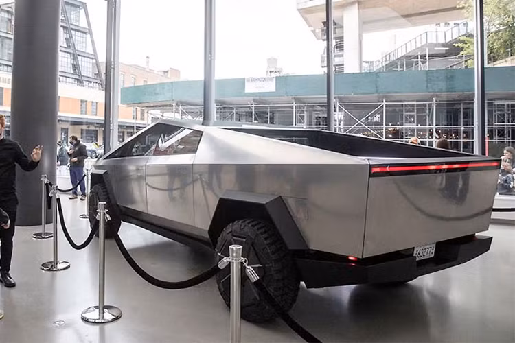 Bên trong mẫu xe bán tải thuần điện Tesla Cybertruck là không gian nội thất được thiết kế theo phong cách tối giản, xe được trang bị màn hình cảm ứng trung tâm 18,5 inch, màn hình giải trí 9,4 inch dành cho hành khách phía sau và trần kính toàn cảnh.