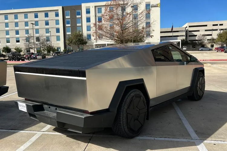 Tesla Cybertruck còn được trang bị lốp chạy mọi địa hình với kích thước 890 mm. Bên cạnh đó là hệ thống treo khí nén thích ứng, có thể mang đến khoảng sáng gầm tối đa 442 mm cho mẫu xe bán tải này.