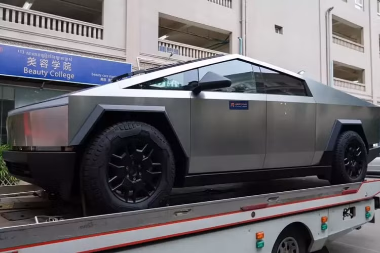 Và chính điều này đã khiến các dân chơi xe trên thế giới rất tò mò, và tất nhiên rồi, phải sở hữu bằng được 1 chiếc xe Tesla Cybertruck để trải nghiệm. Mới đây, một chiếc Tesla Cybertruck đã đến Campuchia, khiến cho không ít dân chơi xe Việt trông ngóng.