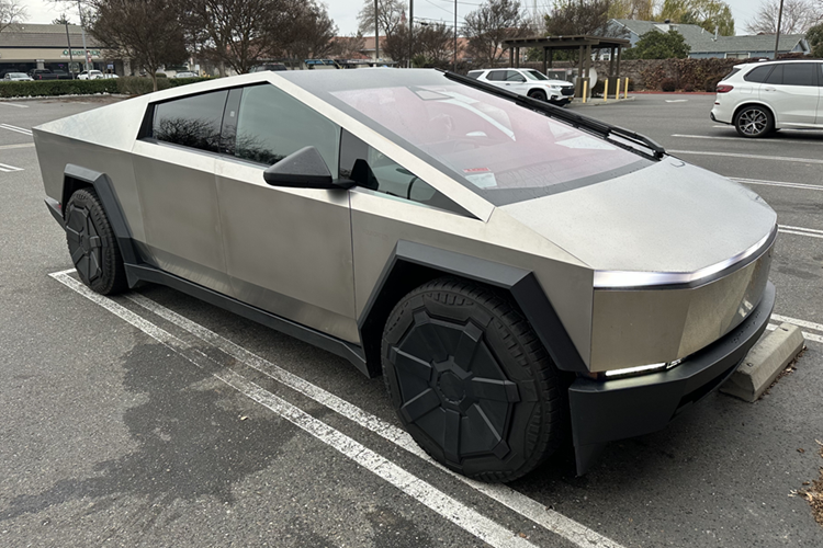 Ngoài thiết kế ngoại thất vuông thành sắc cạnh như xe đến từ tương lai, Tesla Cybertruck còn được trang bị thùng sau dài 1.828 mm và rộng 1.219 mm, tích hợp ngăn chứa đồ có khóa với có thể tích 1.897 lít.