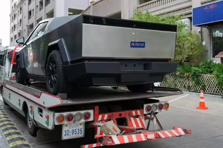 Được biết, đây là xe nhập về cho khách, và ở Việt Nam, cũng đã có 1 số đại gia ngỏ ý muốn tậu xe bán tải điện Tesla Cybertruck, 1 trong số đó có tay chơi Minh Nhựa.