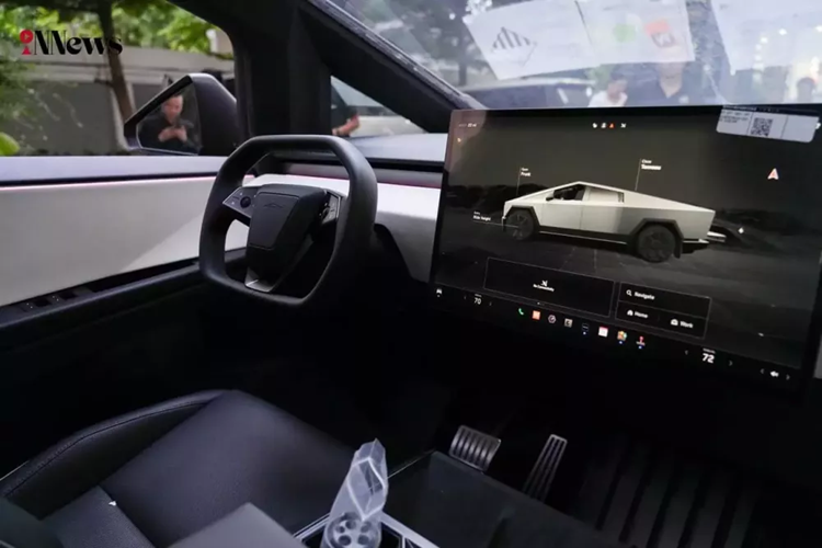 Hiện chưa rõ chiếc xe mới về Campuchia có giá bán ra sao, chỉ biết rằng, tại thị trường Mỹ, giá xe Tesla Cybertruck 2024 dao động từ 60.990 - 99.990 USD cho 3 phiên bản. Theo kế hoạch, 2 phiên bản AWD và Cyberbeast sẽ có mặt trên thị trường trước.