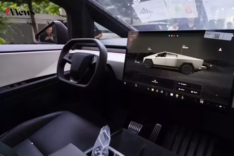 Hiện chưa rõ chiếc xe mới về Campuchia có giá bán ra sao, chỉ biết rằng, tại thị trường Mỹ, giá xe Tesla Cybertruck 2024 dao động từ 60.990 - 99.990 USD cho 3 phiên bản. Theo kế hoạch, 2 phiên bản AWD và Cyberbeast sẽ có mặt trên thị trường trước.