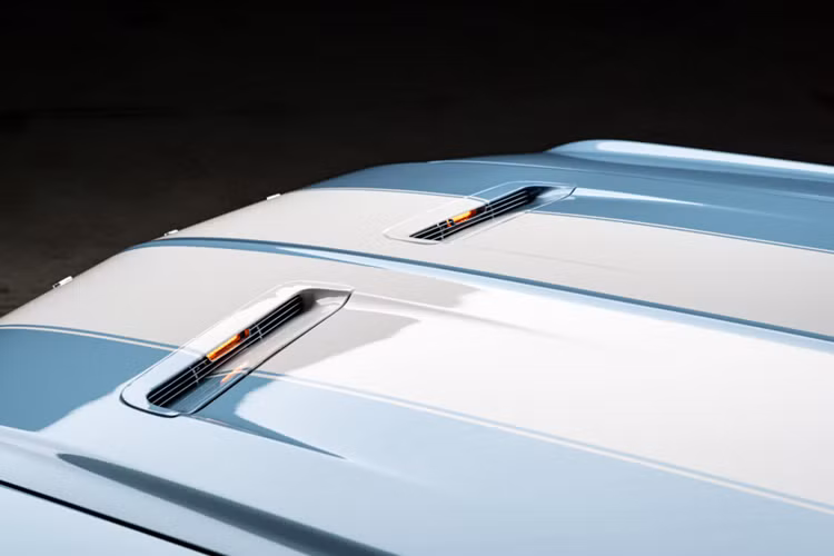 Xe còn được nâng cấp với hệ thống kiểm soát khí hậu Vintage Air, gói đồng hồ đo Dakota Digital và ghế thể thao Procar có thể được tùy chọn với hệ thống sưởi và thông gió.