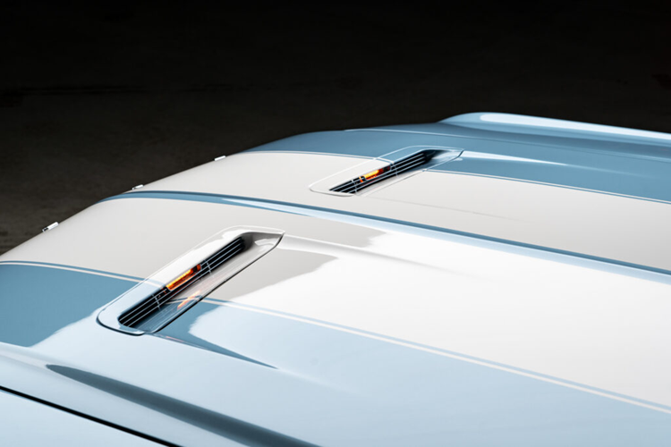 Xe còn được nâng cấp với hệ thống kiểm soát khí hậu Vintage Air, gói đồng hồ đo Dakota Digital và ghế thể thao Procar có thể được tùy chọn với hệ thống sưởi và thông gió.