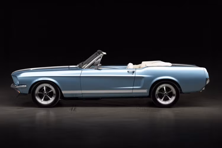 Những điểm nổi bật trên Ford Mustang Convertible độ mới bao gồm động cơ Coyote V8 5.0 lít hiện đại của Ford, có khả năng sản sinh công suất 460 mã lực và mô-men xoắn cực đại 569 Nm. Người mua có thể lựa chọn trang bị hộp số 3,73:1 thông qua hộp số sàn 6 cấp T56 hoặc hộp số tự động 10 cấp.