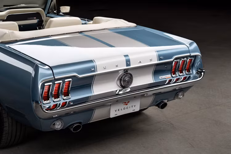 Phần mui xe cũng được hiện đại hóa với động cơ điện và hệ thống thủy lực mới và người dùng có thể chọn các màu sắc như nâu, nâu vàng, đen hoặc kem để phù hợp với lựa chọn da nội thất của chủ sở hữu đã lựa chọn cho xe.