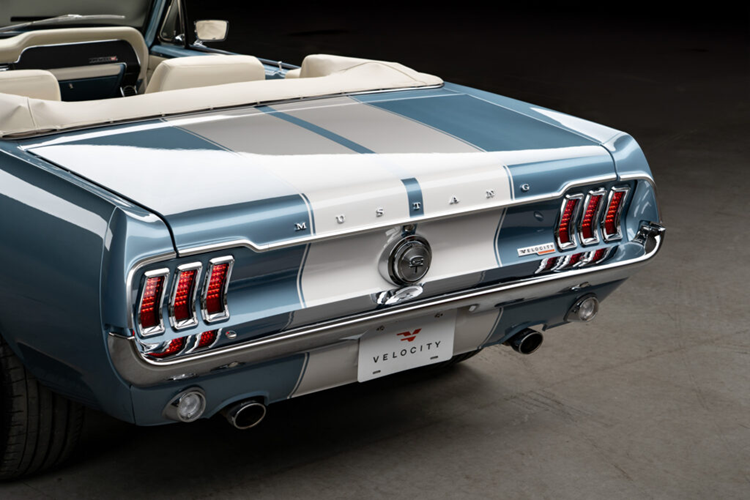 Phần mui xe cũng được hiện đại hóa với động cơ điện và hệ thống thủy lực mới và người dùng có thể chọn các màu sắc như nâu, nâu vàng, đen hoặc kem để phù hợp với lựa chọn da nội thất của chủ sở hữu đã lựa chọn cho xe.