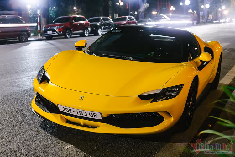 Điểm thú vị của siêu xe Ferrari 296 GTB sẽ đến từ hệ truyền động plug-in hybrid với động cơ xăng V6, dung tích 2.9 lít, tăng áp, đây cũng là đánh dấu việc khối động cơ V6 quay trở lại sau 5 thập kỷ vắng bóng, động cơ đốt trong sản sinh công suất tối đa 654 mã lực và động cơ điện mang đến thêm công suất tối đa 164 mã lực.