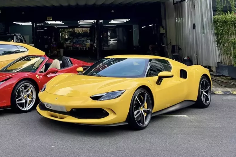 Siêu xe Ferrari 296 GTB đầu tiên về Việt Nam và mới được vợ chồng nữ đại gia kinh doanh lĩnh vực làm đẹp mua lại có ngoại thất sơn màu vàng khá hiếu chiến, đi kèm đó còn có nhiều chi tiết sơn đen và bạc, xe thuộc bản tiêu chuẩn.