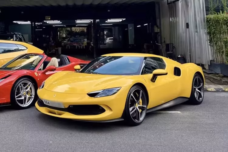 Siêu xe Ferrari 296 GTB đầu tiên về Việt Nam và mới được vợ chồng nữ đại gia kinh doanh lĩnh vực làm đẹp mua lại có ngoại thất sơn màu vàng khá hiếu chiến, đi kèm đó còn có nhiều chi tiết sơn đen và bạc, xe thuộc bản tiêu chuẩn.