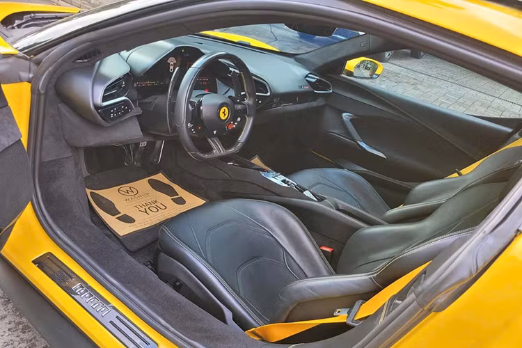 Thông số của mô-men xoắn cực đại do động cơ đốt trong và điện mang đến cho 296 GTB lần lượt là 425 Nm và 315 Nm. Hệ truyền động plug-in hybrid sẽ mang đến cho siêu xe Ferrari 296 GTB sẽ là 818 mã lực và mô-men xoắn cực đại là 740 Nm.