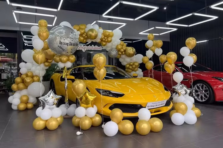 Vào tháng 10/2024, 1 doanh nhân Đồng Tháp nhưng sinh sống và làm việc ở TP HCM đã tậu siêu xe Ferrari 296 GTB hàng hiếm, sau hơn 1 năm mẫu "ngựa chồm" này được chào bán 23 tỷ đồng. Khá thú vị là sau khi ra biển số 66A cho xe, chỉ hơn 1 tuần sau đó, chiếc Ferrari 296 GTB lại quay về showroom để nằm chờ khách mới.