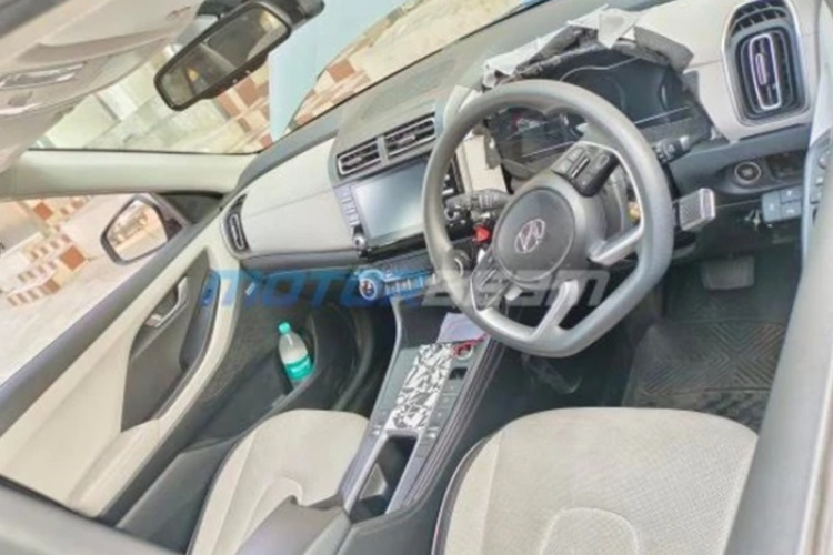 Về thiết kế, Creta bản điện sẽ có một số chi tiết ngoại thất khác với bản thường. Dựa theo những hình ảnh bị rò rỉ có thể thấy đầu xe có lưới tản nhiệt vuông vức đi cùng hốc gió trung tâm bên dưới cũng sử dụng giao diện chữ nhật đơn giản.