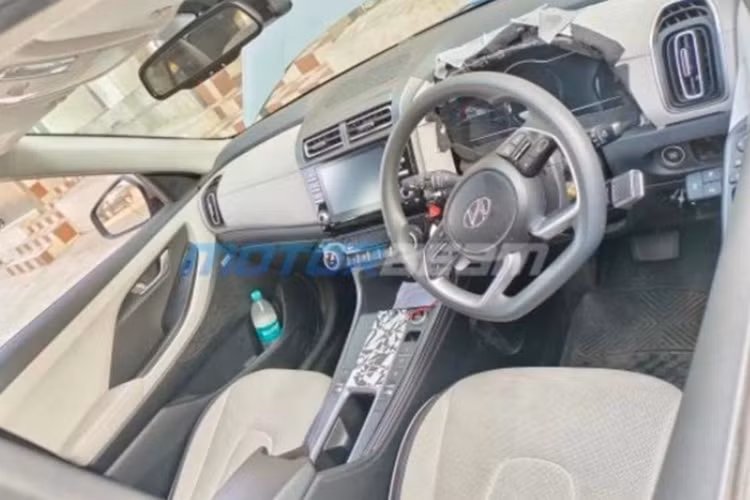 Về thiết kế, Creta bản điện sẽ có một số chi tiết ngoại thất khác với bản thường. Dựa theo những hình ảnh bị rò rỉ có thể thấy đầu xe có lưới tản nhiệt vuông vức đi cùng hốc gió trung tâm bên dưới cũng sử dụng giao diện chữ nhật đơn giản.