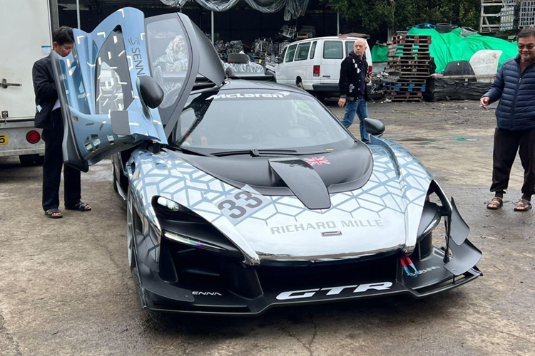 McLaren Senna GTR vẫn được trang bị động cơ V8, dung tích 4.0 lít, nhưng lại có công suất tối đa lên đến 814 mã lực, tăng 25 mã lực so với McLaren Senna, dù công suất tăng không nhiều, nhưng âm thanh mỗi khi xe đề máy, nẹt pô hay bức tốc trên đường đua đều khiến khách hàng sở hữu xe McLaren Senna phải thèm muốn sở hữu 1 bản đua.