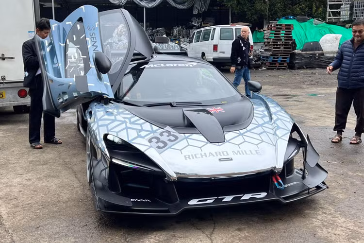 McLaren Senna GTR vẫn được trang bị động cơ V8, dung tích 4.0 lít, nhưng lại có công suất tối đa lên đến 814 mã lực, tăng 25 mã lực so với McLaren Senna, dù công suất tăng không nhiều, nhưng âm thanh mỗi khi xe đề máy, nẹt pô hay bức tốc trên đường đua đều khiến khách hàng sở hữu xe McLaren Senna phải thèm muốn sở hữu 1 bản đua.