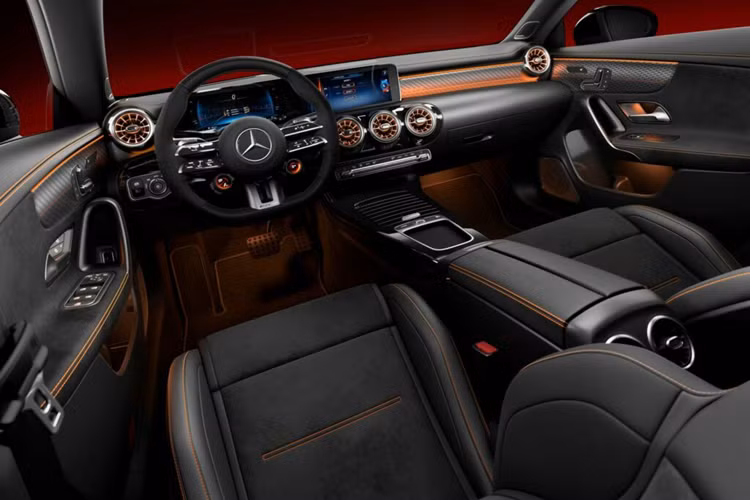 Gói AMG Night Plus của xe cũng được trang bị các chi tiết màu đen bóng, ống xả mạ Chrome tối màu và các logo trên xe màu đen.