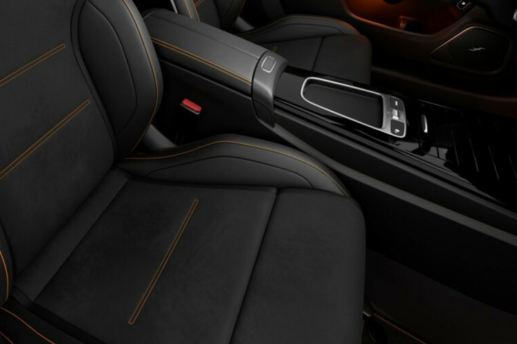 Xe còn được trang bị hệ thống vô lăng AMG Performance bọc da và vi sợi. Những điểm nổi bật khác trong khoang nội thất với hệ thống đèn chiếu sáng màu đỏ, tấm bệ cửa đặc biệt và các chi tiết trang trí bằng nhôm và đen hai tông màu.