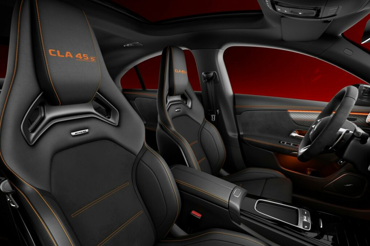 Xe cũng được trang bị gói nâng cấp khí động học AMG và xe cũng được trang bị các gói chi tiết ngoại thất tối màu AMG Night Plus. Ở phần cản trước, xe được trang bị các phần vây lướt gió, bộ chia gió phía trước rõ thể thao hơn, cánh lướt gió phía sau lớn hơn và bộ khuếch tán thể thao giúp tăng hiệu quả khí động học cho xe.