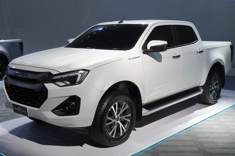 Tuy nhiên, Isuzu D-Max Hi-Lander 1.9 MHEV không có hệ dẫn động 4 bánh mà chỉ dùng hệ dẫn động cầu sau RWD. Hiện hãng Isuzu chưa công bố thông số tiêu thụ nhiên liệu của mẫu xe bán tải này. Tuy nhiên, xe hứa hẹn sẽ tiết kiệm nhiên liệu và thải ra lượng khí CO2 thấp hơn các bản còn lại trong dòng Isuzu D-Max.