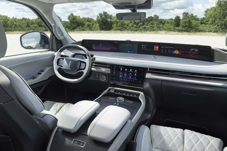 Tuy nhiên, điểm khác biệt của Lincoln so với chiếc Cadillac được làm mới gần đây chính là tính năng “Rejuvenate” kết hợp nước hoa của xe, ánh sáng xung quanh, trang bị massage, hệ thống điều hòa cùng một số yếu tố khác thành một trải nghiệm sân khấu lớn nhằm giúp người ngồi trong xe trở nên thư giãn hơn.